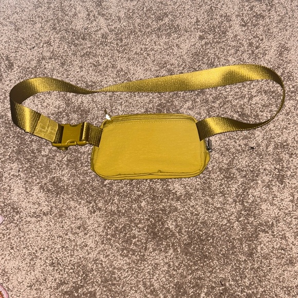 Lululemon Everywhere Belt Bag 1L Gilded Yellow EUC - Picture 3 of 5